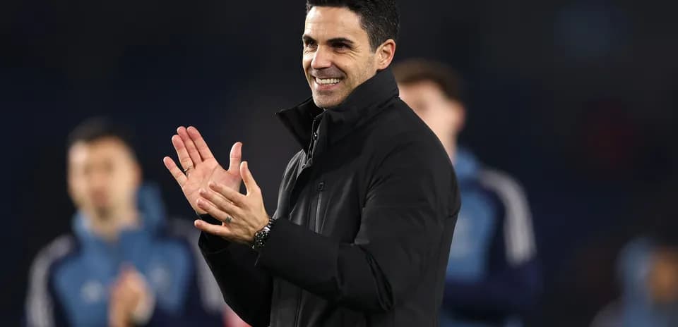 Entrenador aplaudiendo durante la celebración del equipo