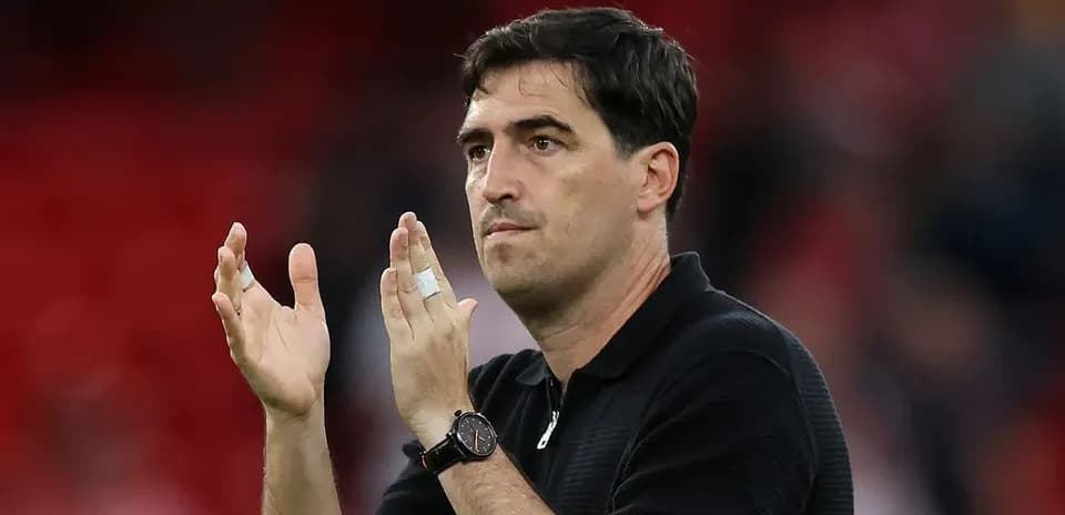 Entrenador aplaudiendo en el estadio después del partido