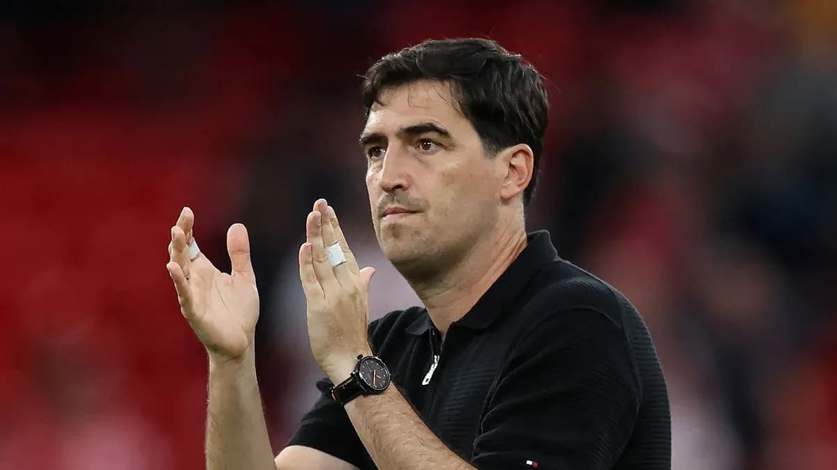 Entrenador aplaudiendo en el estadio después del partido