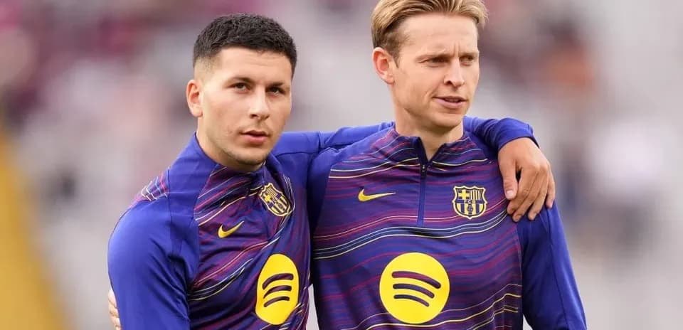 Dos jugadores de Barcelona posando en el campo