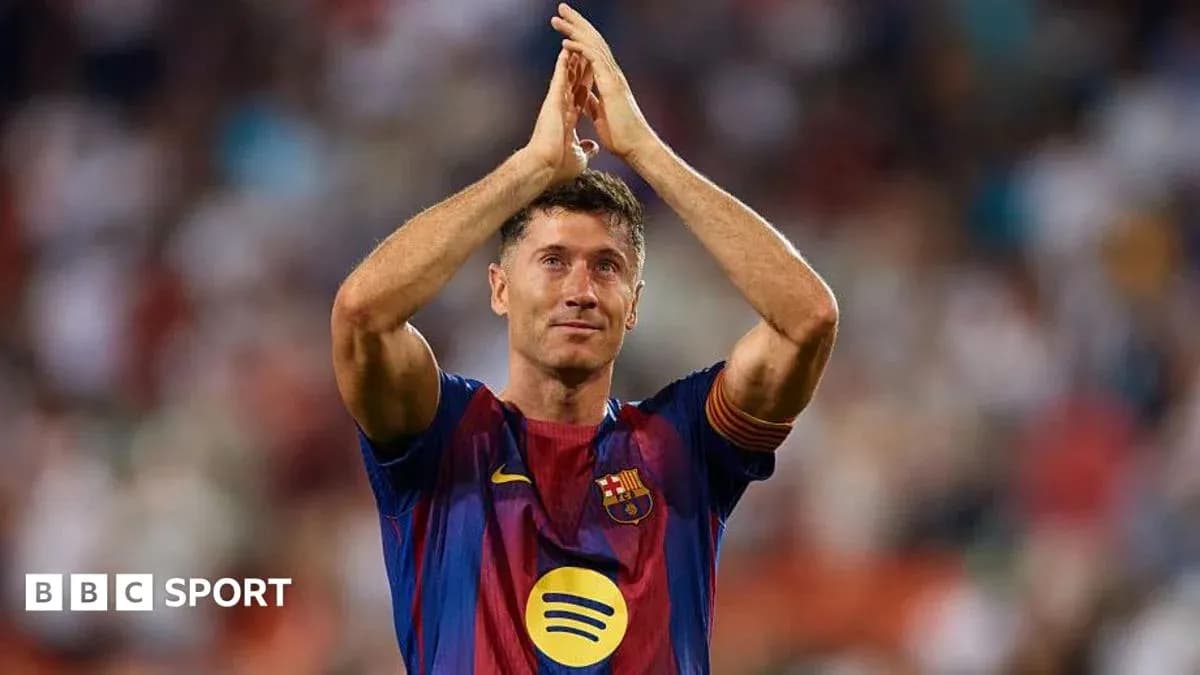 Jugador aplaudiendo a la afición en el campo