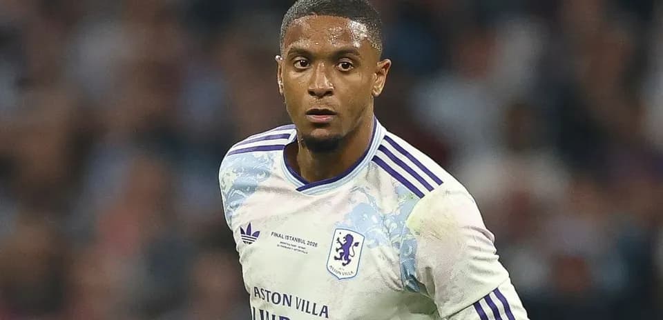 Jugador de Aston Villa corriendo durante un partido