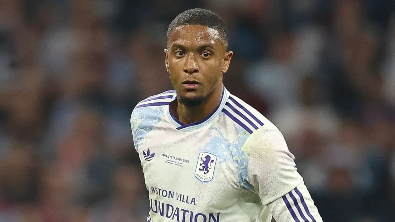 Jugador de Aston Villa corriendo durante un partido