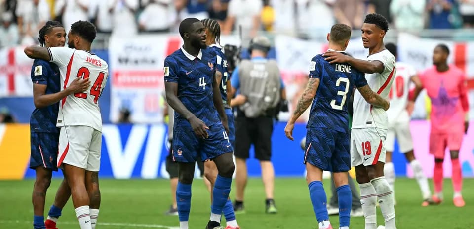 Jugadores de Francia y Inglaterra se saludan tras partido