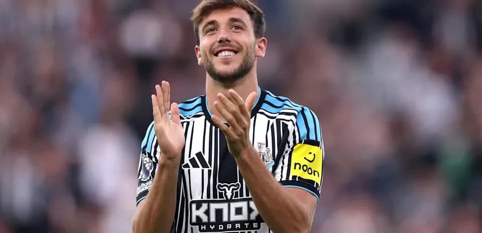 Jugador de Newcastle United aplaudiendo en el campo