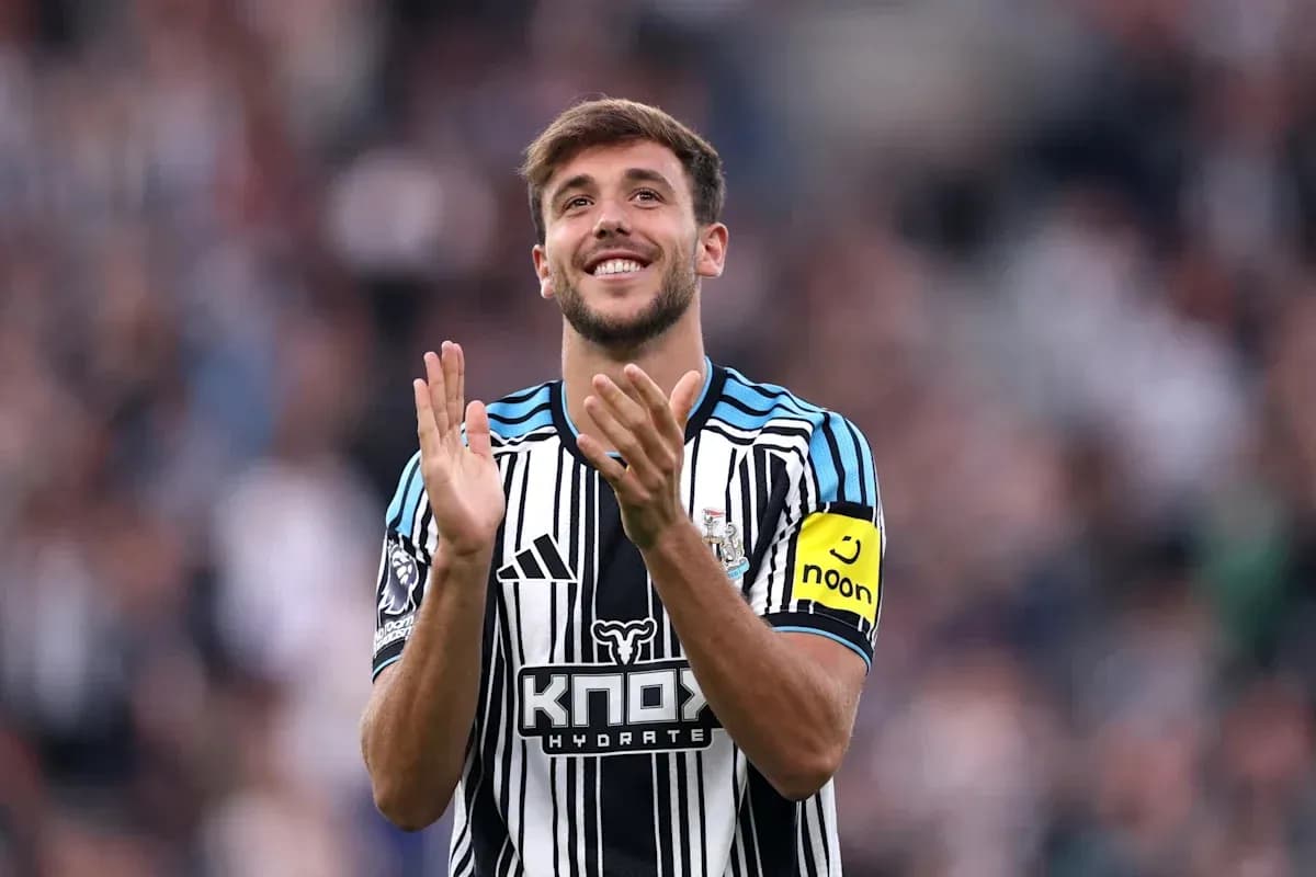 Jugador de Newcastle United aplaudiendo en el campo