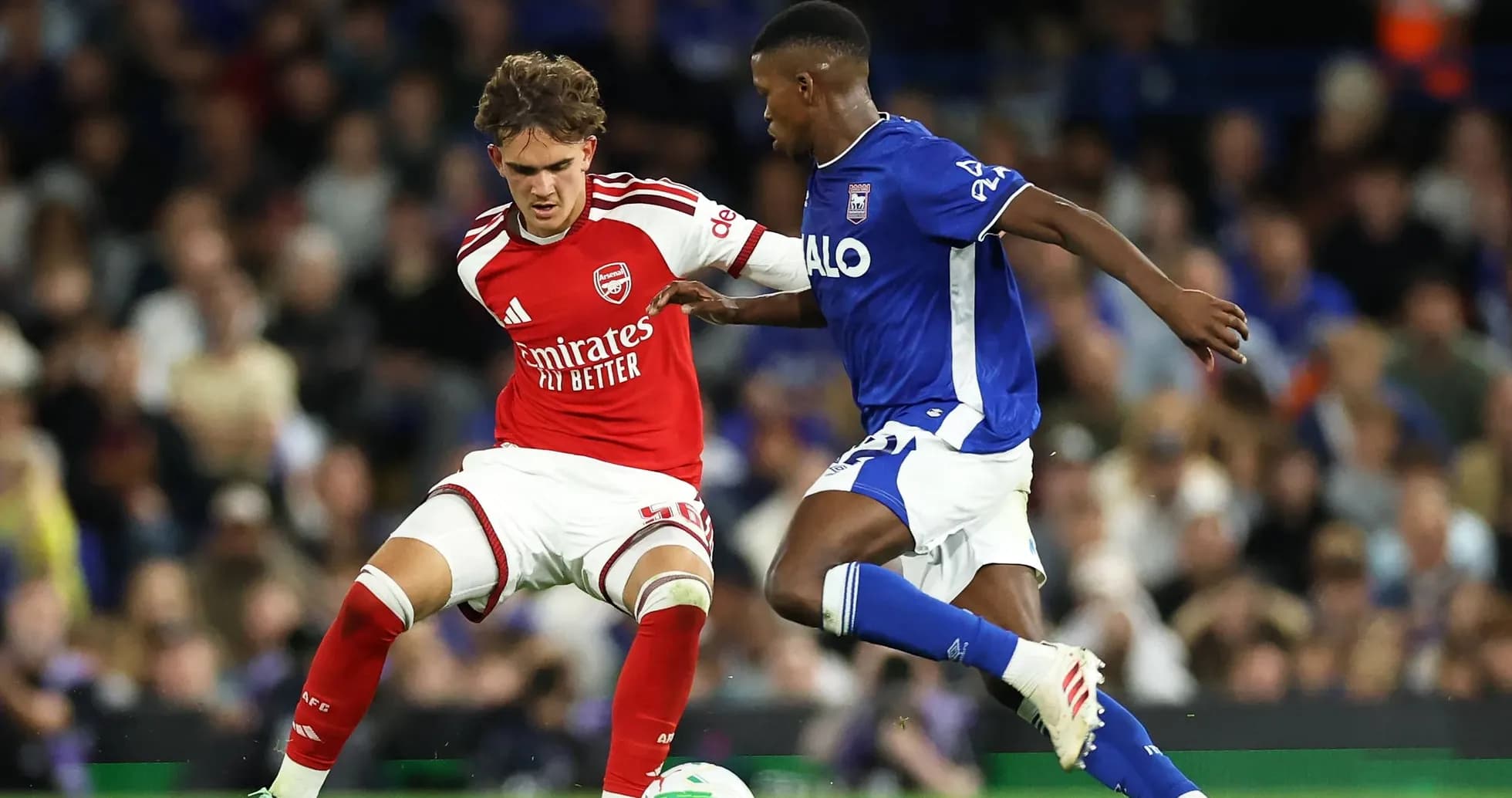 Jugador de Arsenal y jugador de Ipswich en acción