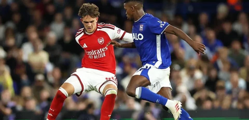 Jugador de Arsenal y jugador de Ipswich en acción