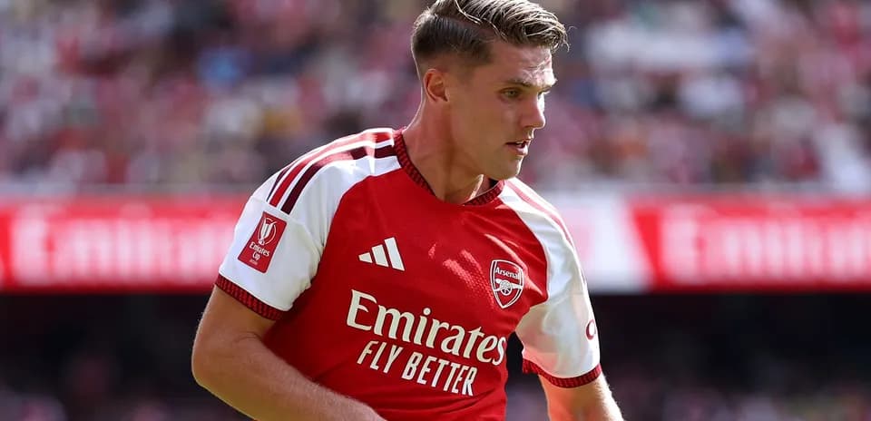Jugador de Arsenal corriendo durante un partido