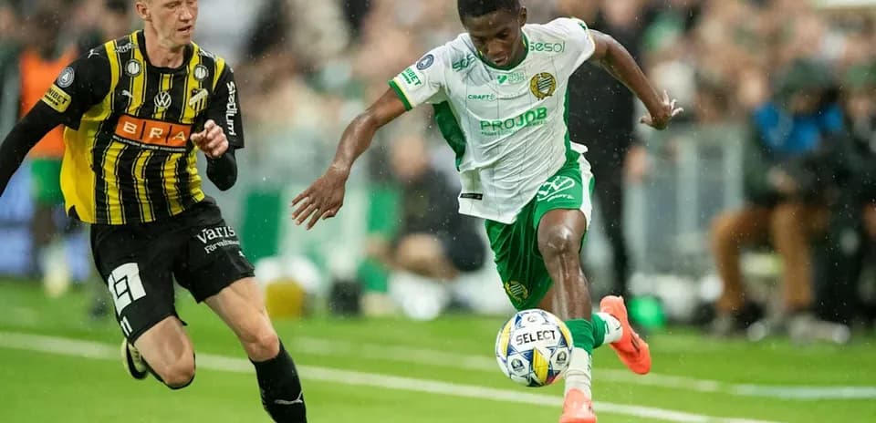Jugador driblando el balón en un partido de fútbol
