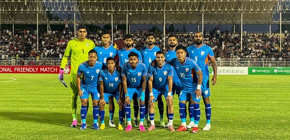 Equipo de fútbol posando antes de partido amistoso
