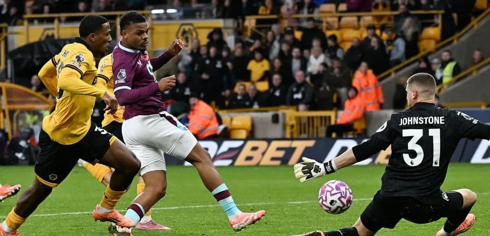 Acción del partido Burnley contra Wolves