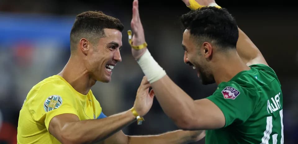 Jugadores celebrando después de un gol en el partido