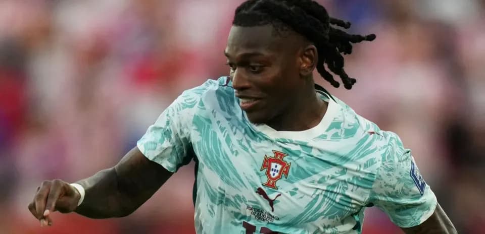 Jugador de Portugal corriendo durante el partido
