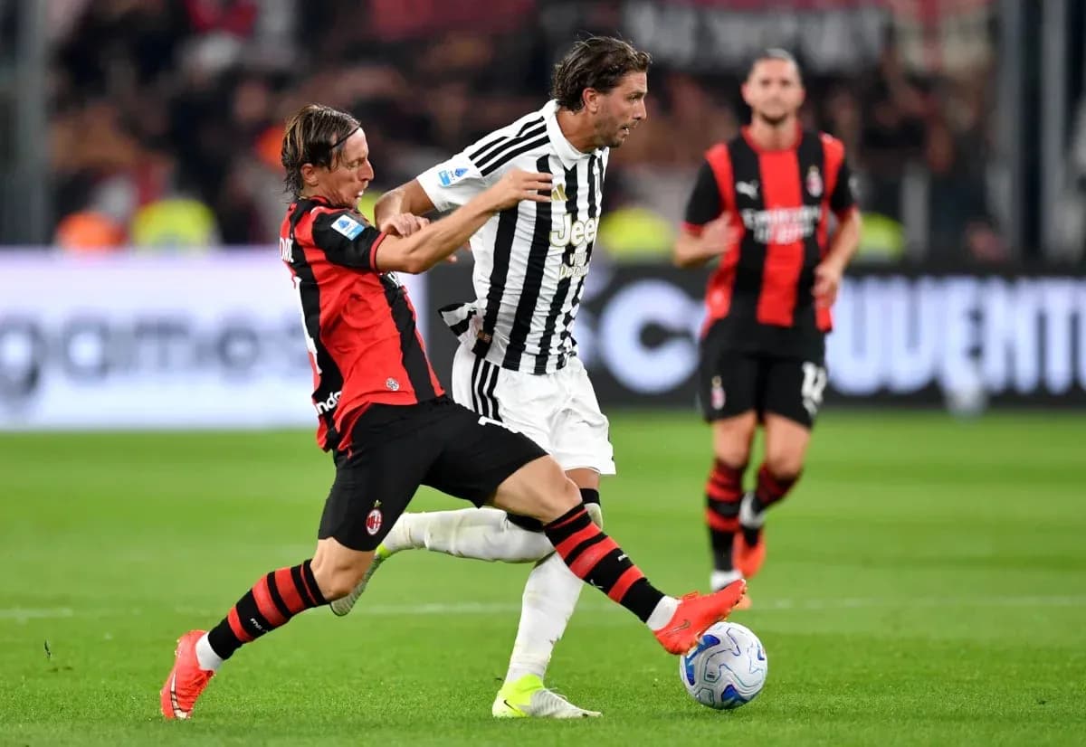 Jugador de AC Milan desafiando a jugador de Juventus