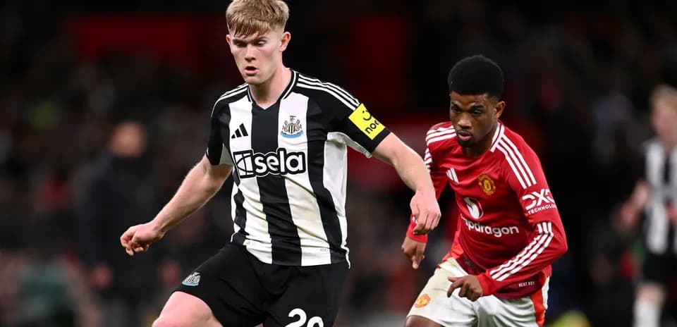 Jugador de Newcastle driblando mientras es perseguido