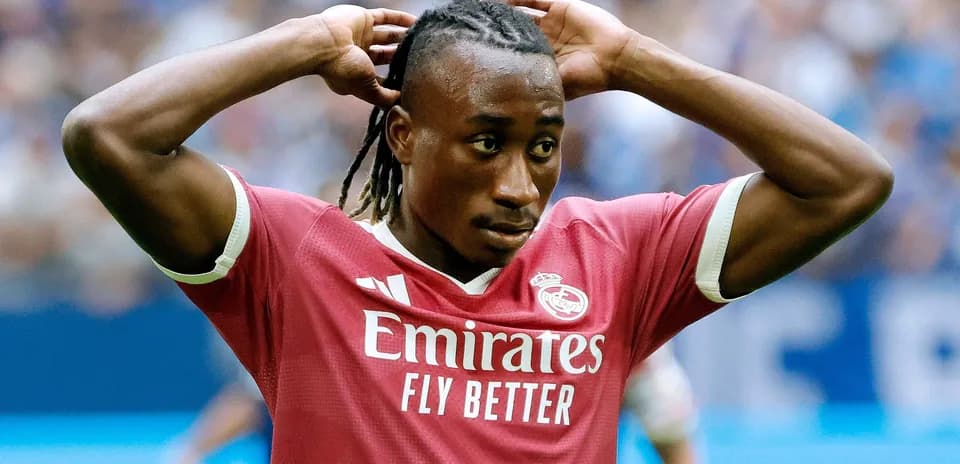 Jugador de fútbol con camiseta del Real Madrid en acción