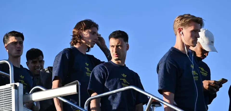 Jugadores bajando de un autobús en entrenamiento