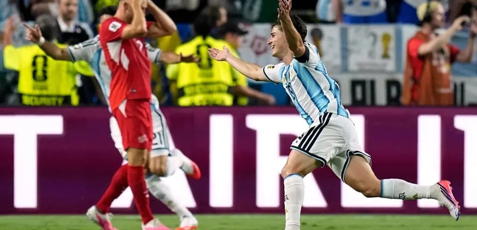 Jugador argentino celebrando un gol en el partido
