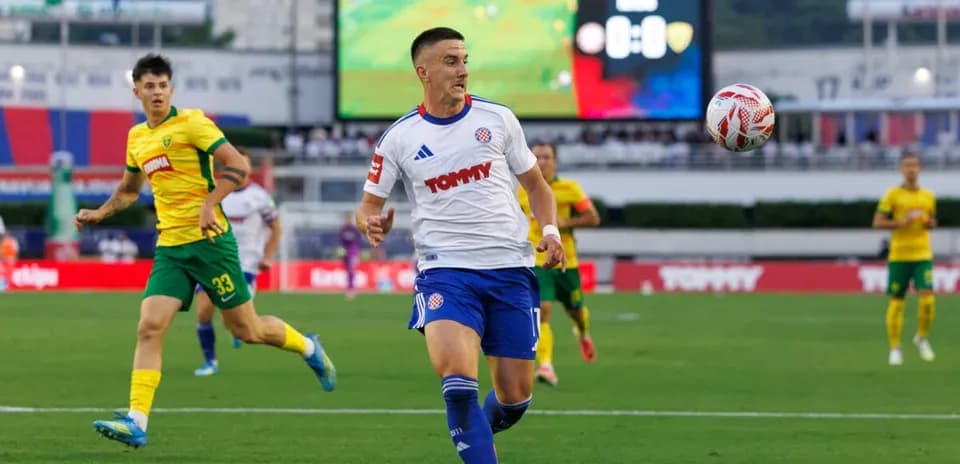 Jugador de Hajduk Split controla el balón