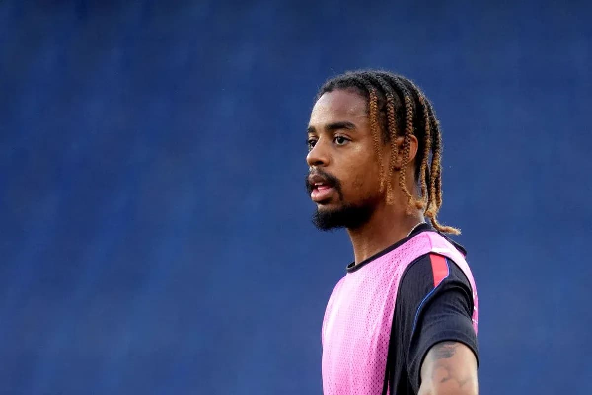 Jugador en sesión de entrenamiento con camiseta rosa