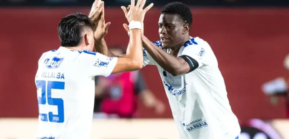 Jugadores de Cruzeiro celebrando un gol