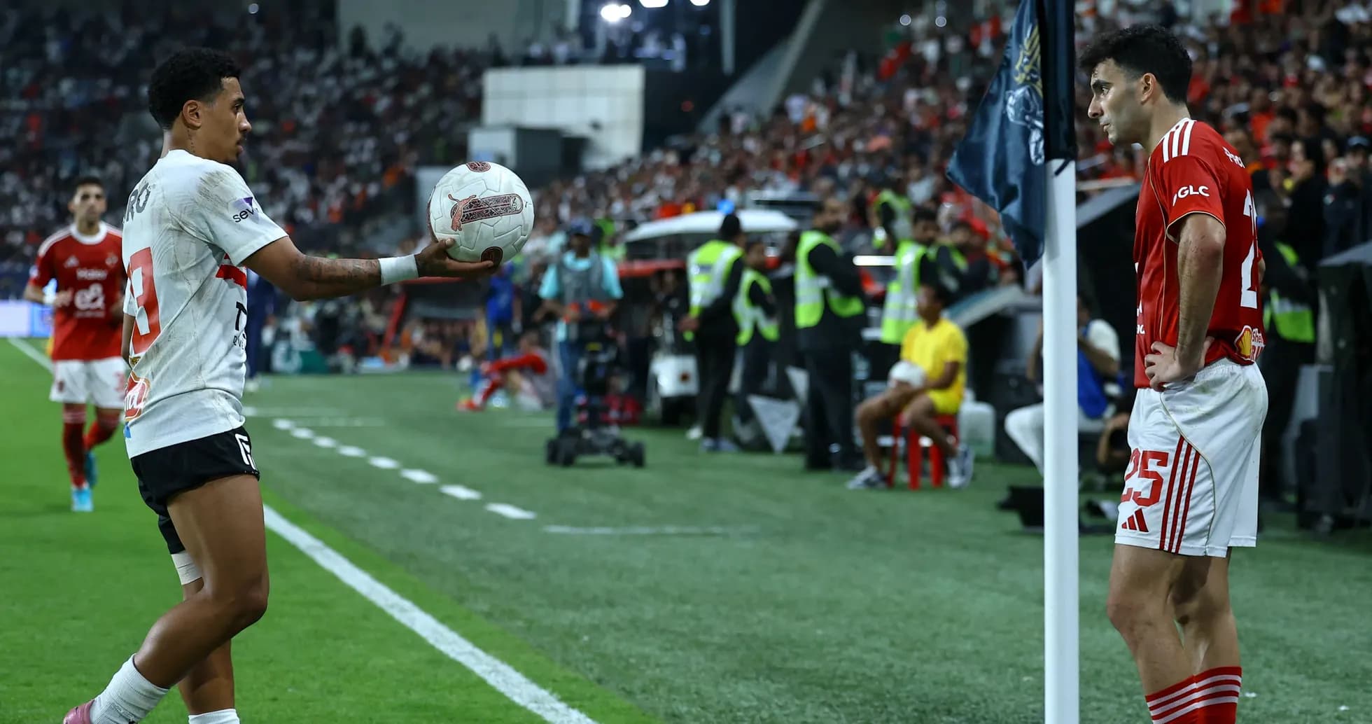 Jugador lanzando el balón desde la banda durante partido
