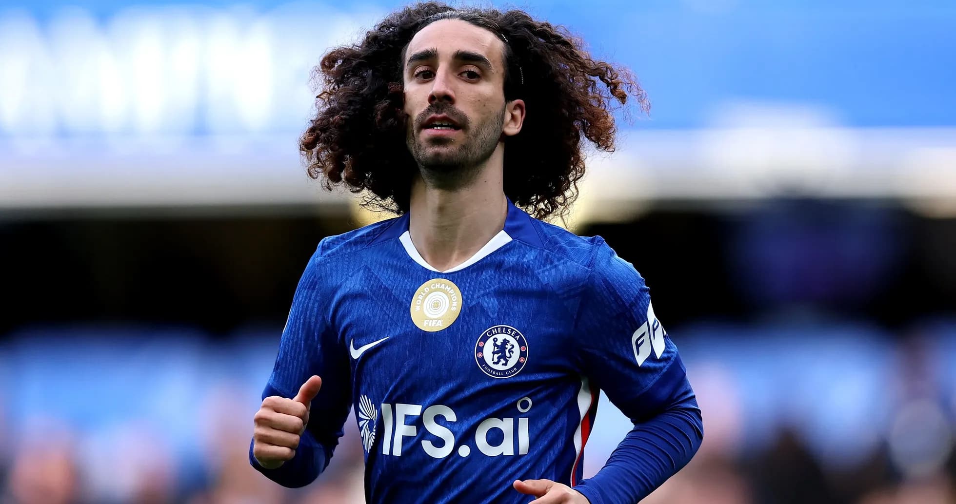 Jugador de Chelsea corriendo en el campo de fútbol