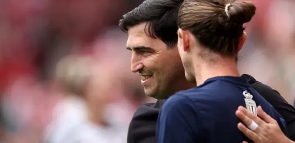 Entrenador abrazando a jugador en el campo