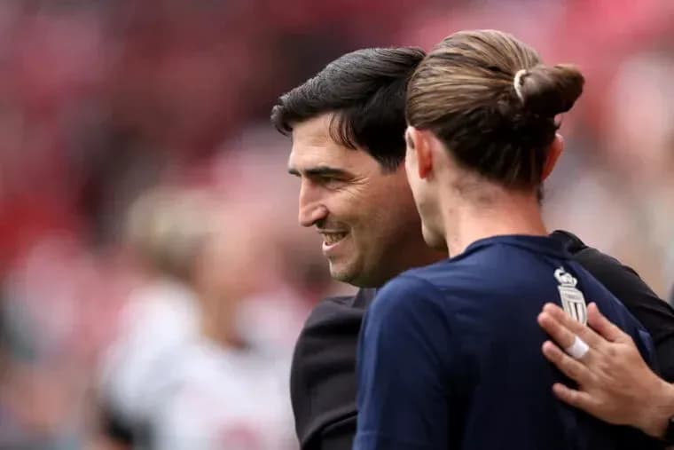 Entrenador abrazando a jugador en el campo