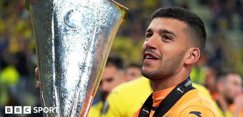 Jugador levantando el trofeo de la Europa League