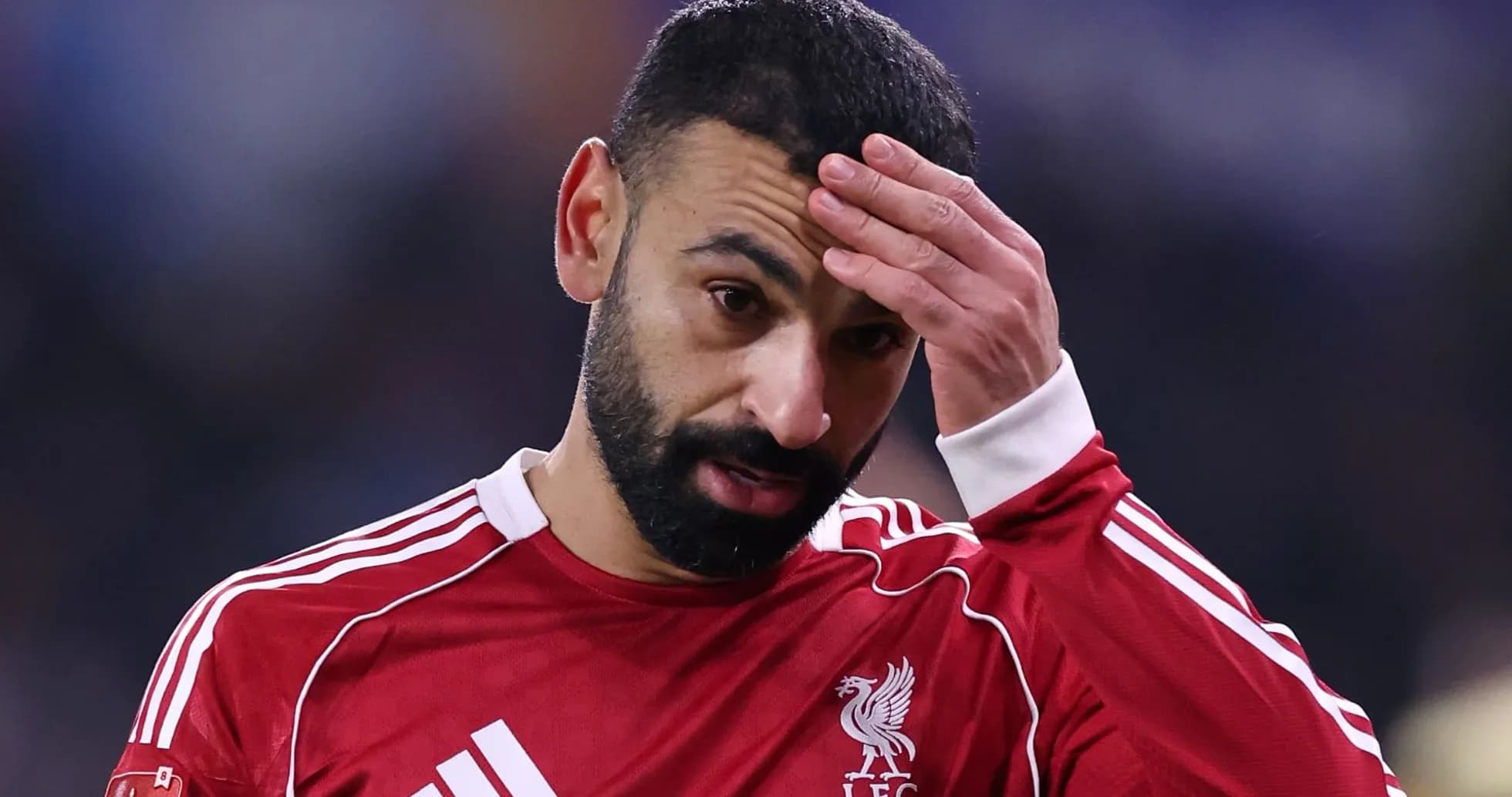Jugador de Liverpool con camiseta roja durante el partido