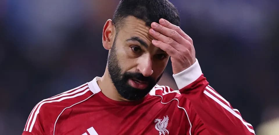 Jugador de Liverpool con camiseta roja durante el partido