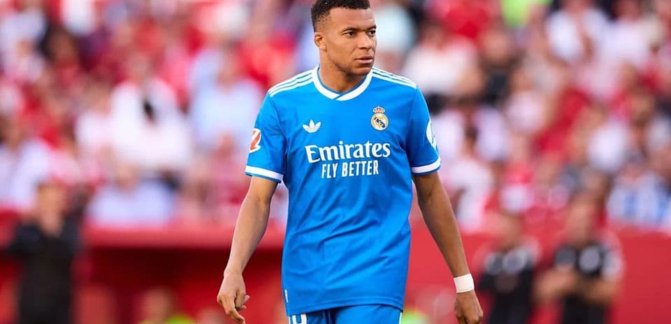 Jugador de Real Madrid en camiseta azul en el campo