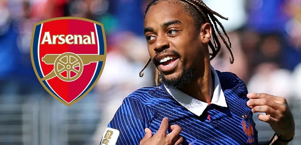 Jugador celebrando con la camiseta de Francia y logo de Arsenal