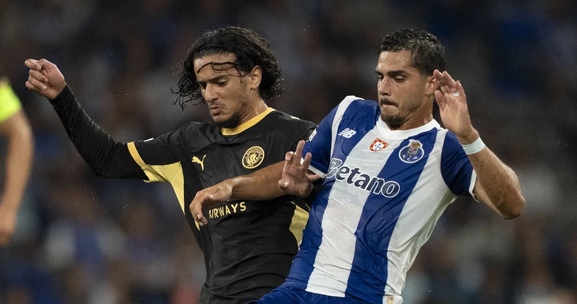 Jugadores disputando el balón en un partido de fútbol