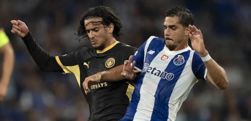 Jugadores disputando el balón en un partido de fútbol