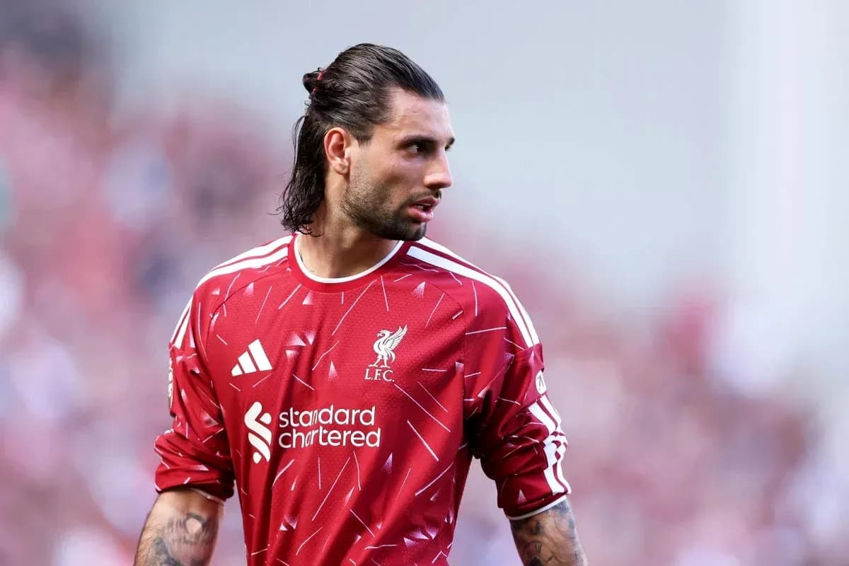 Portero de Liverpool en uniforme rojo durante el partido