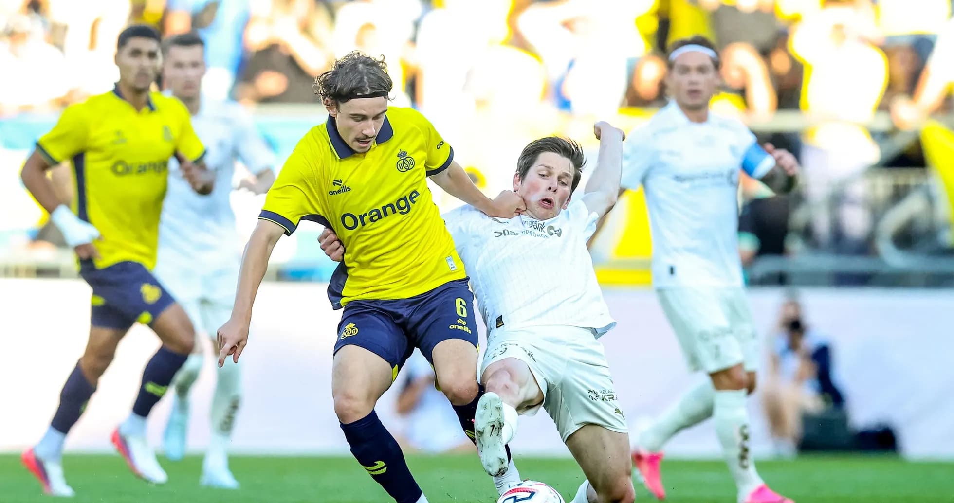 Jugadores de Bodo/Glimt y Union St. Gilloise en acción