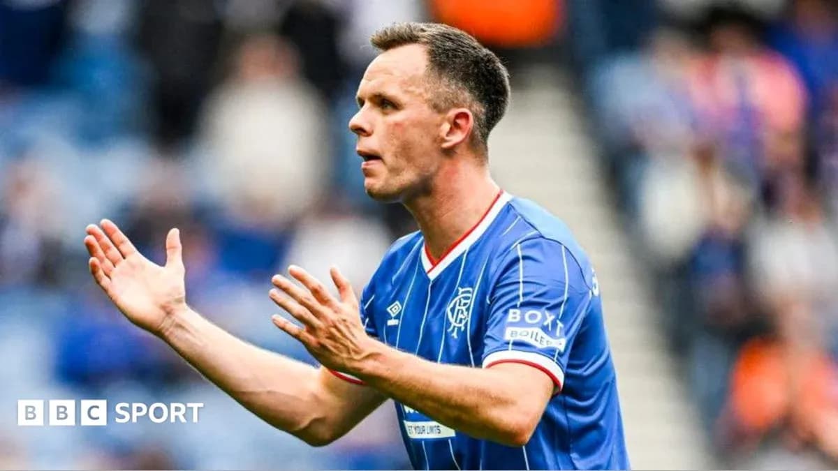 Jugador de Rangers gesticulando en el campo