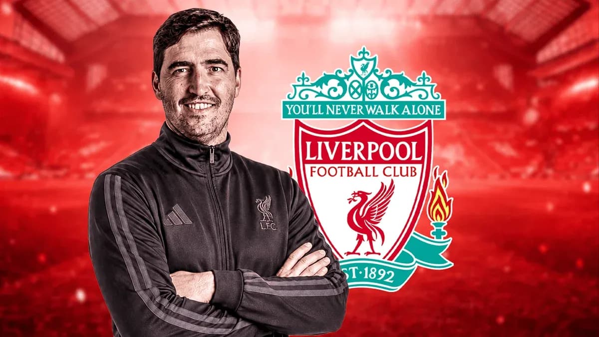 Entrenador de Liverpool con fondo de estadio
