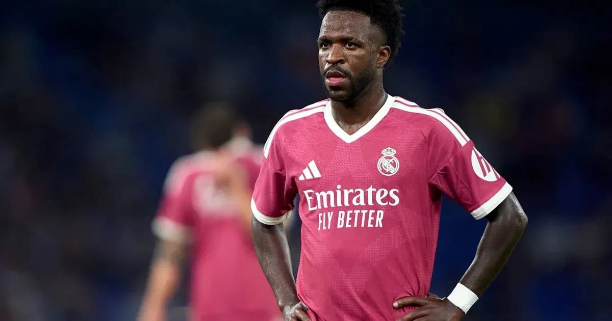Jugador de Real Madrid en camiseta rosa durante partido