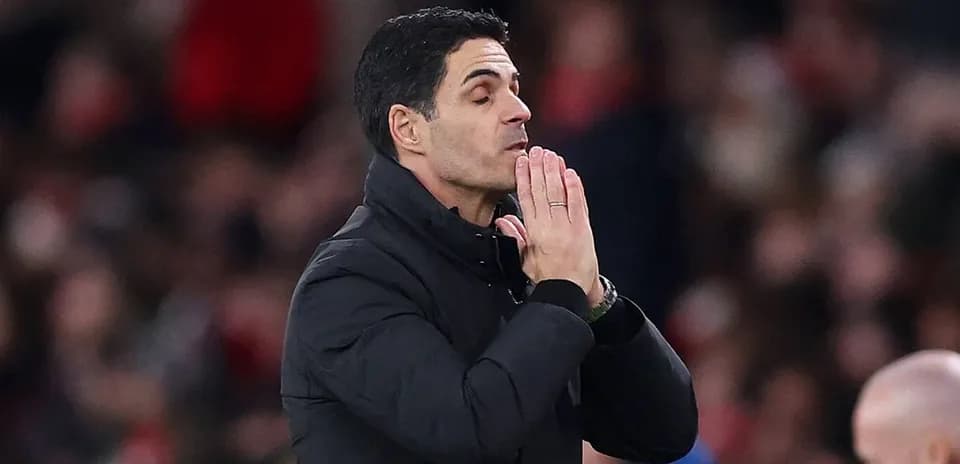Entrenador gesticulando durante el partido en el banquillo