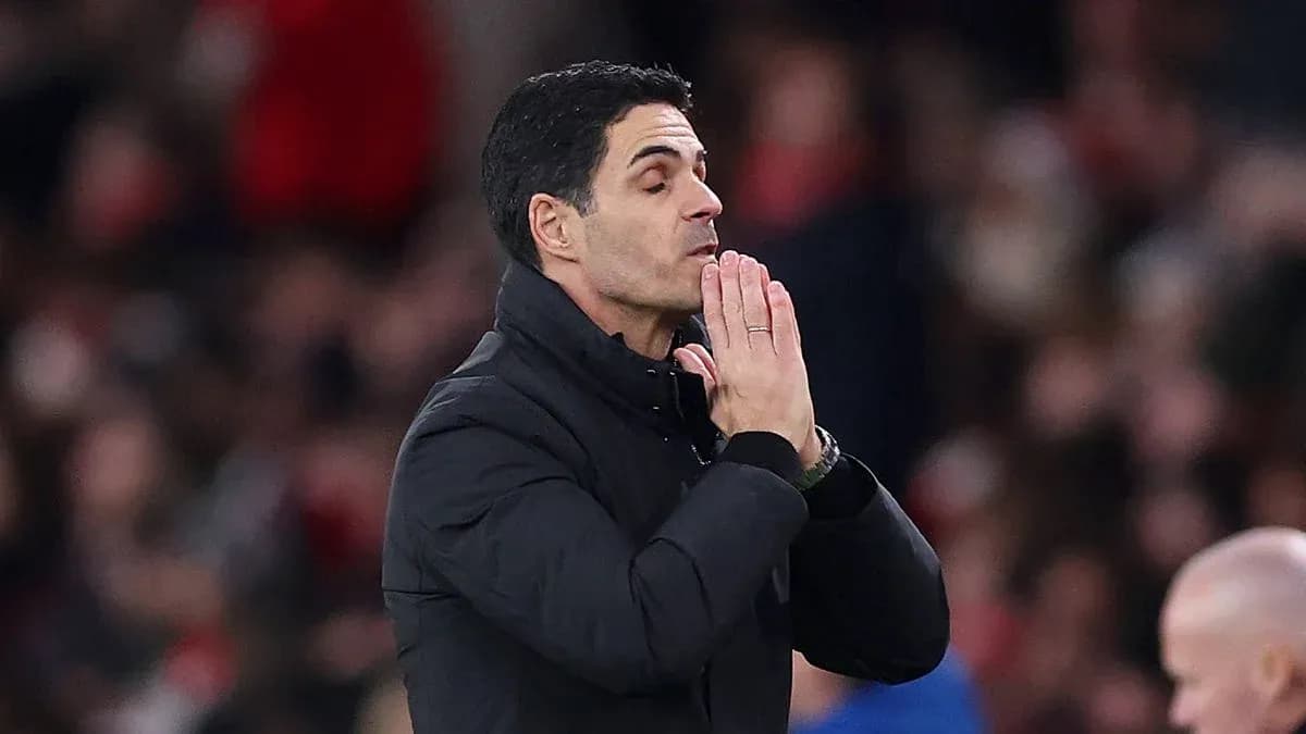 Entrenador gesticulando durante el partido en el banquillo
