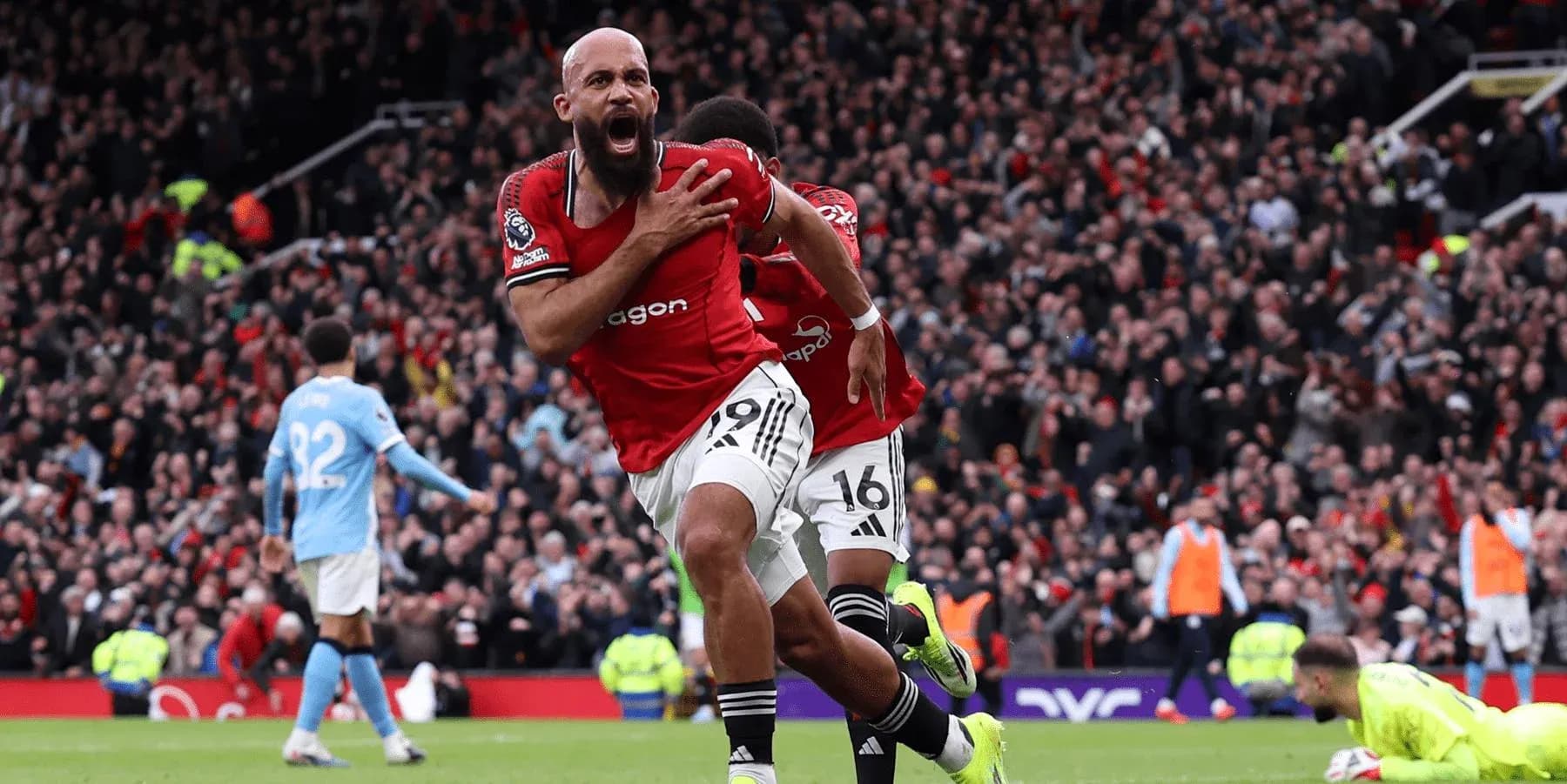 Jugadores de Manchester United celebrando un gol