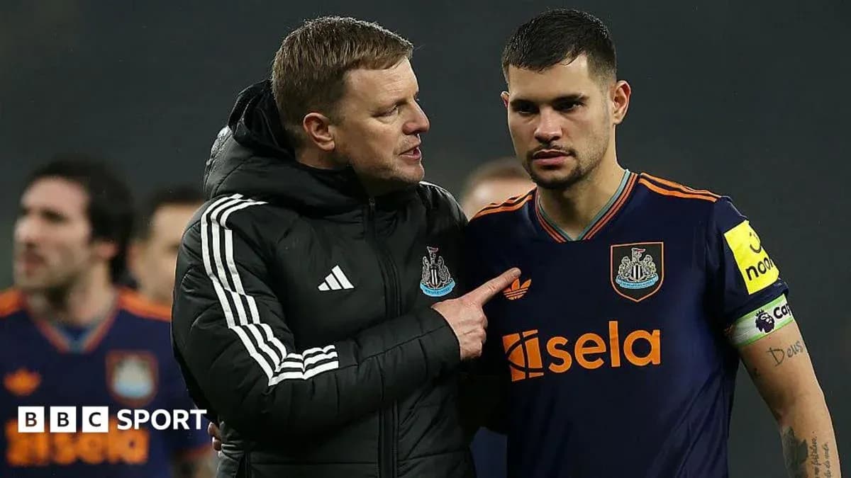 Entrenador hablando con jugador de Newcastle United