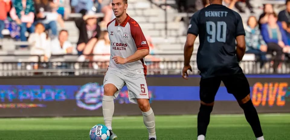Jugador de Colorado Springs controlando el balón