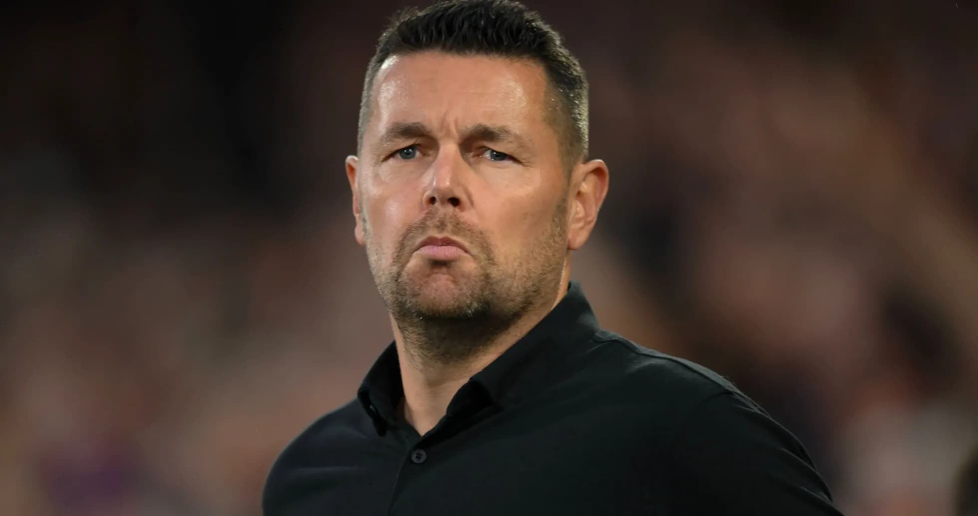 Entrenador observando el partido desde la línea lateral