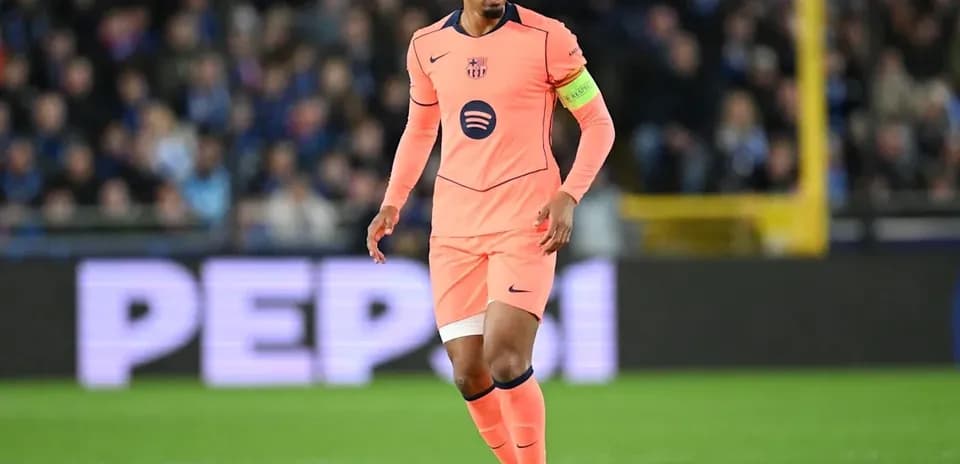 Jugador con camiseta naranja corriendo con balón en campo