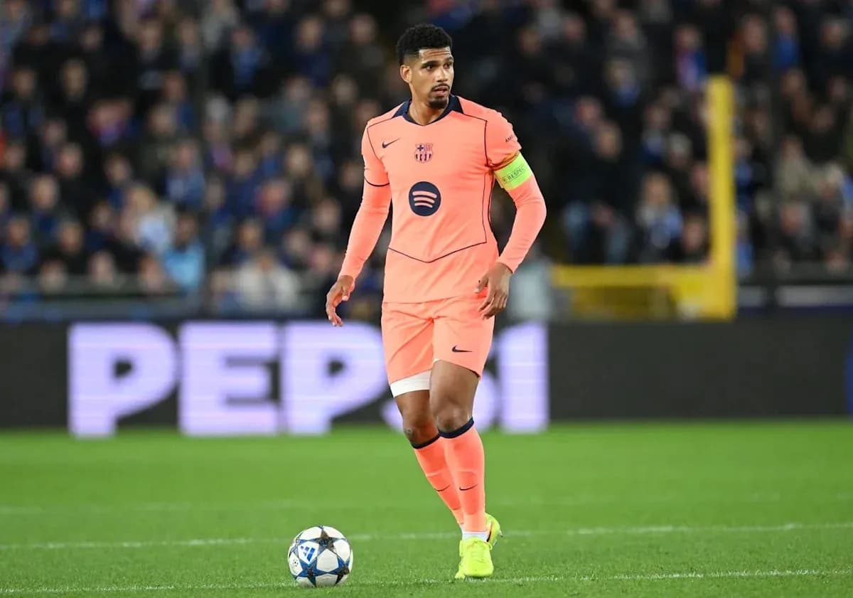 Jugador con camiseta naranja corriendo con balón en campo